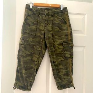 Camouflage capri pants